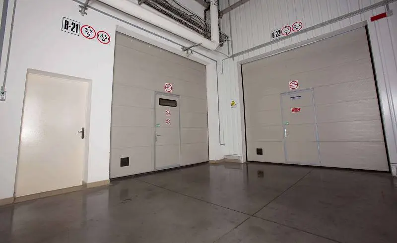 Секционные ворота с калиткой для производственного помещения Секционные ворота с калиткой для производственного помещения