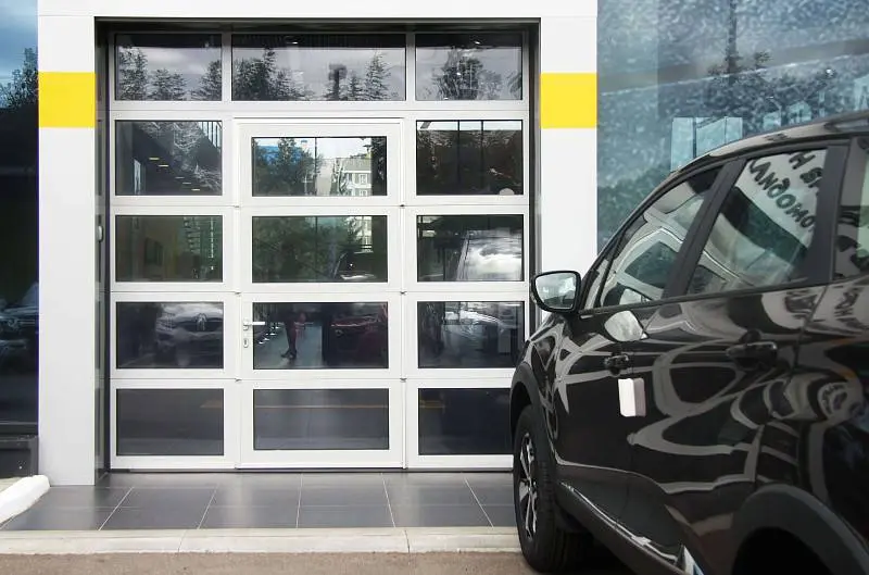 Панорамные ворота со встроенной калиткой для автомойки Панорамные ворота со встроенной калиткой для автомойки