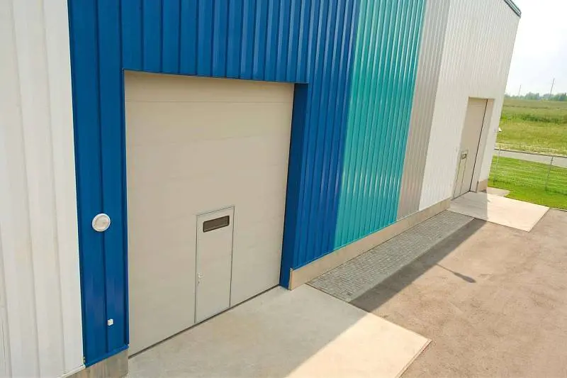 Секционные ворота со встроенной калиткой для склада Секционные ворота со встроенной калиткой для склада